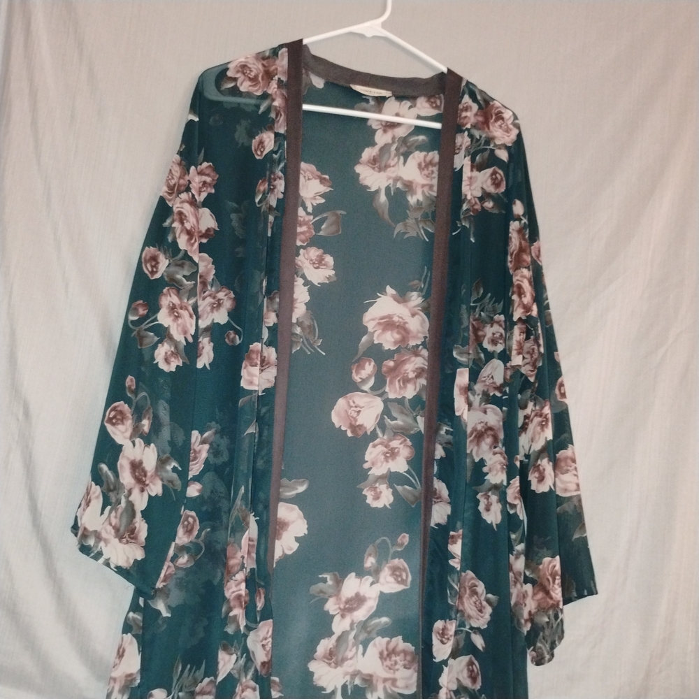 Peach Love California Floral Kimono in Pink and Gray